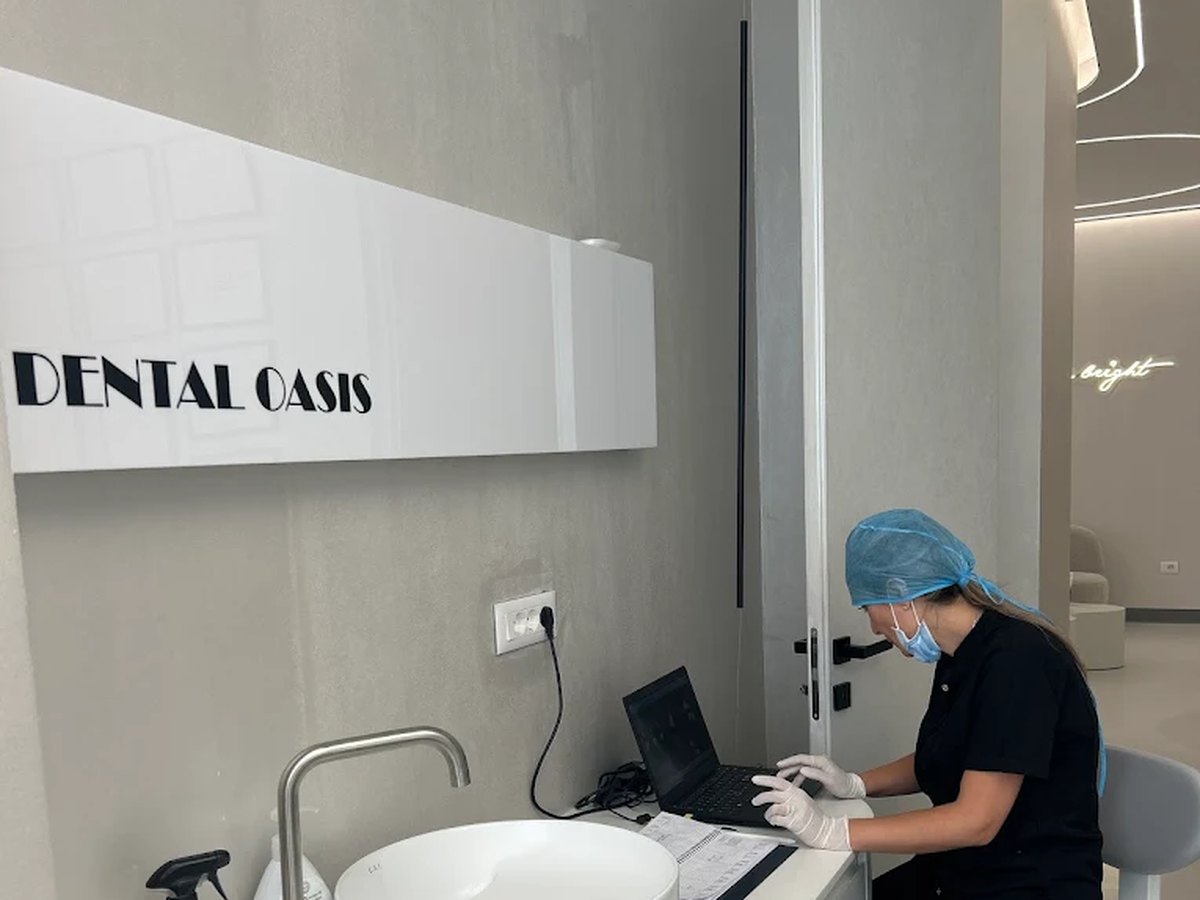 Dentistja duke shqyrtuar një radiografi