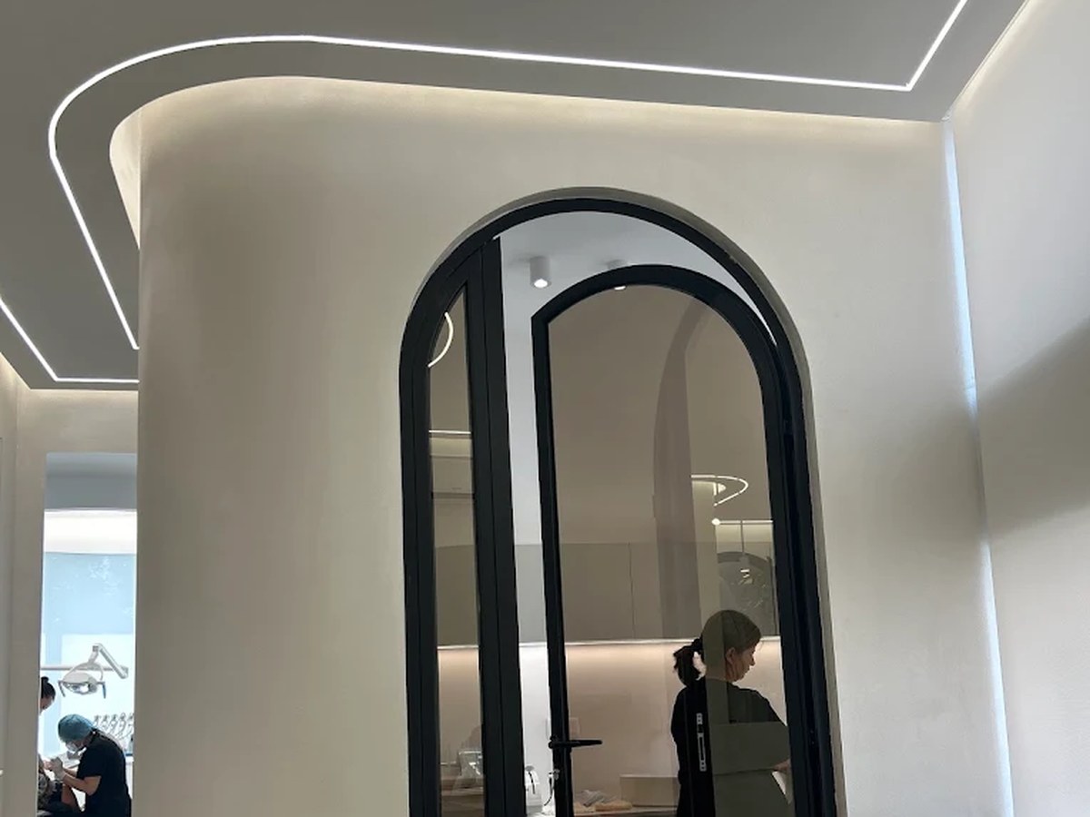 The waiting area at Dental Oasis Tirana