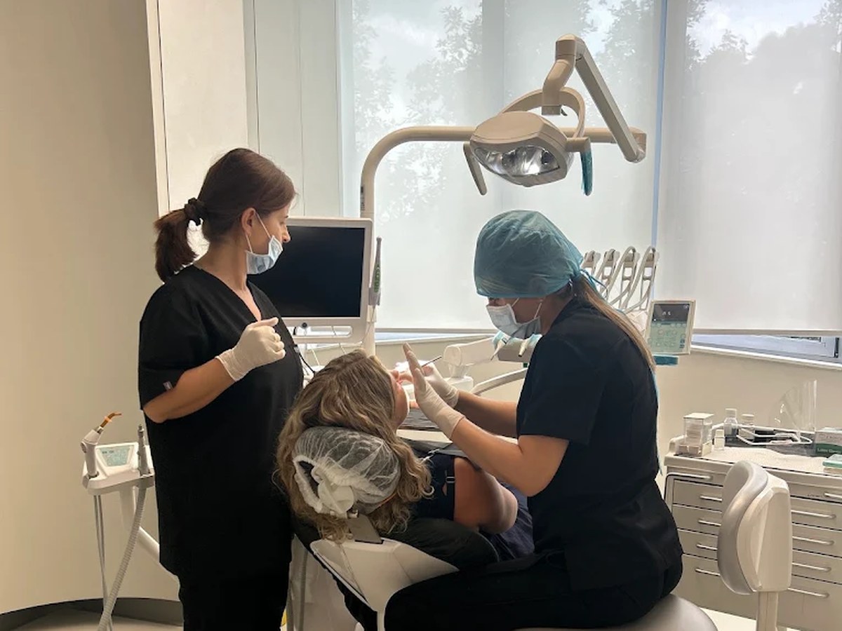 Ekipi i Dental Oasis duke trajtuar një paciente